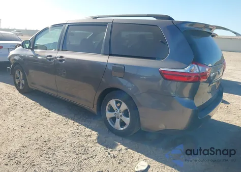 2015 Toyota Sienna Le 8 Passenger z USA, uszkodzony, nr VIN 5TDKK3DC0FS586262
